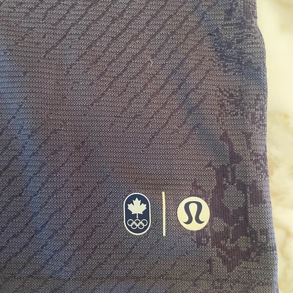NWT Lululemon Team Canada Short Sleeve Tee Size 10, leaf motif. Fits a 6, 8 & 10 - Picture 5 of 6
